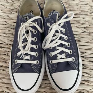 Lightly used Women’s Platform Converse. SIZE 7. Color is a Jean/ blue color